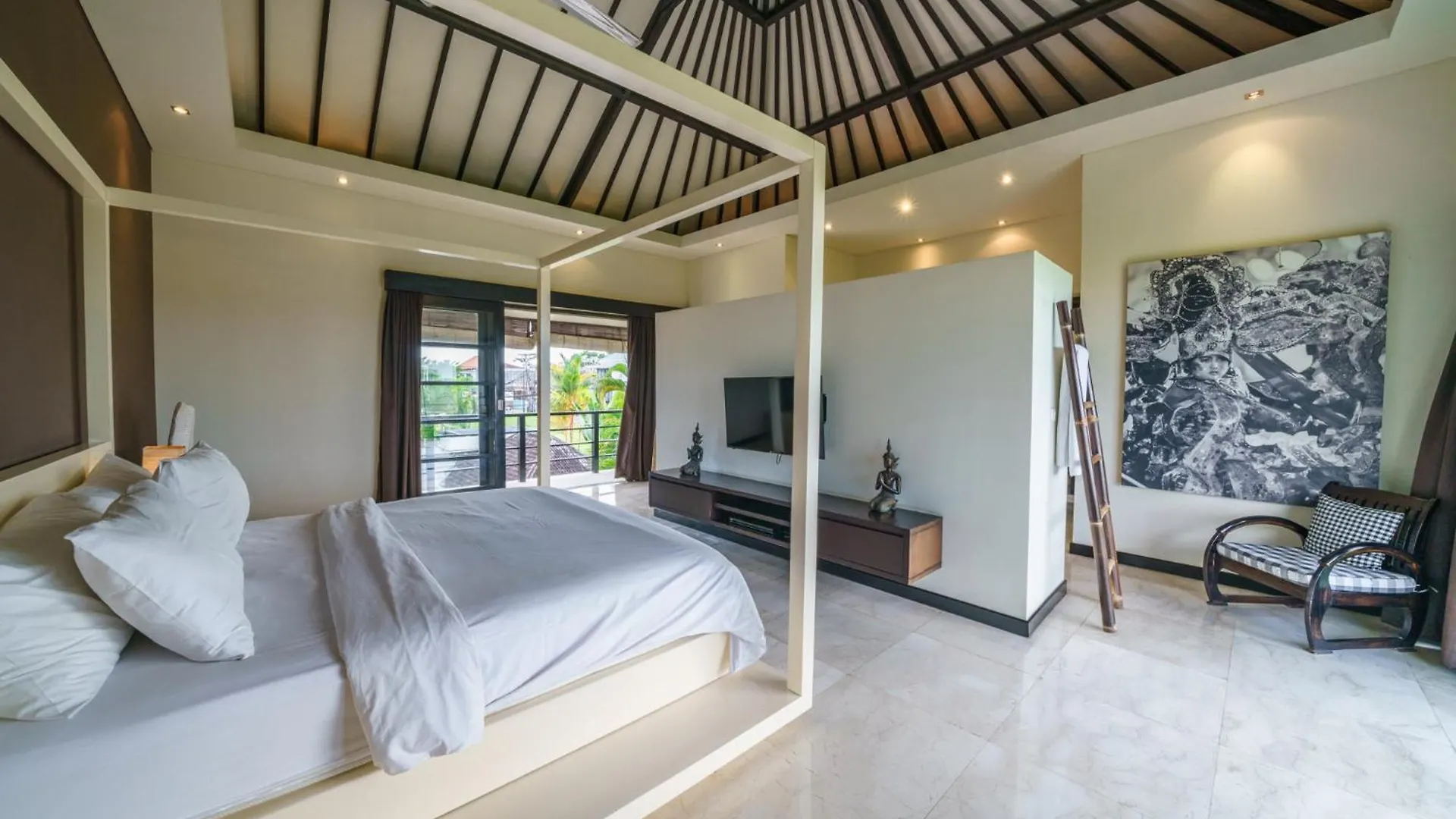 Exquisite 4Bd Luxury Villa In The Heart Of Berawa Canggu