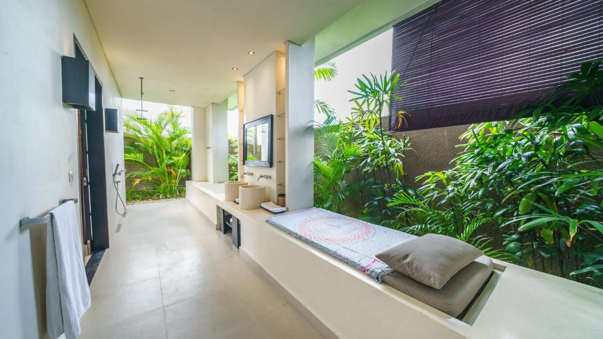 Exquisite 4Bd Luxury Villa In The Heart Of Berawa Canggu